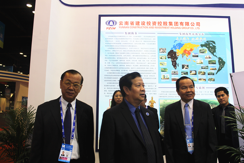 老撾副部長(zhǎng)到展位參觀.jpg
